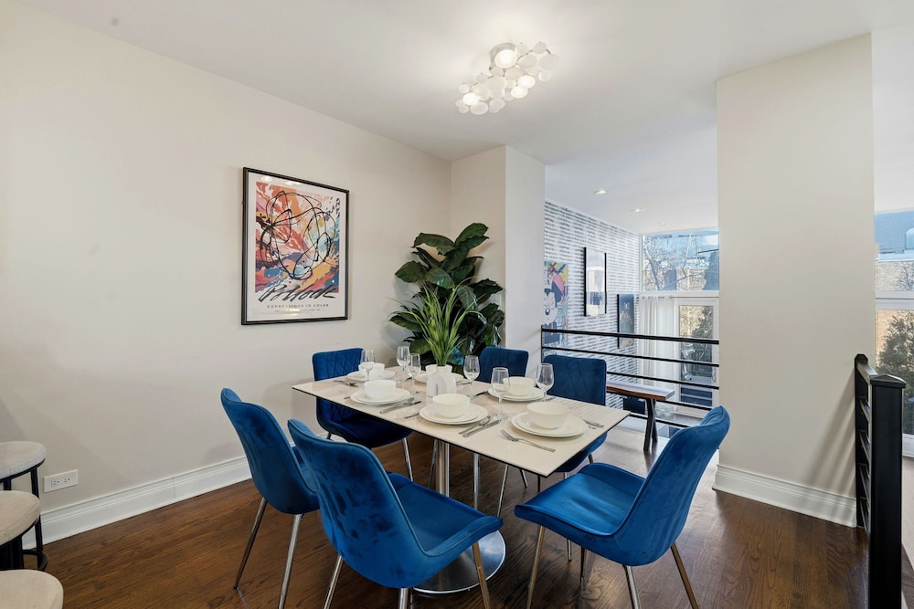Modern 4-bedroom Townhouse in River West