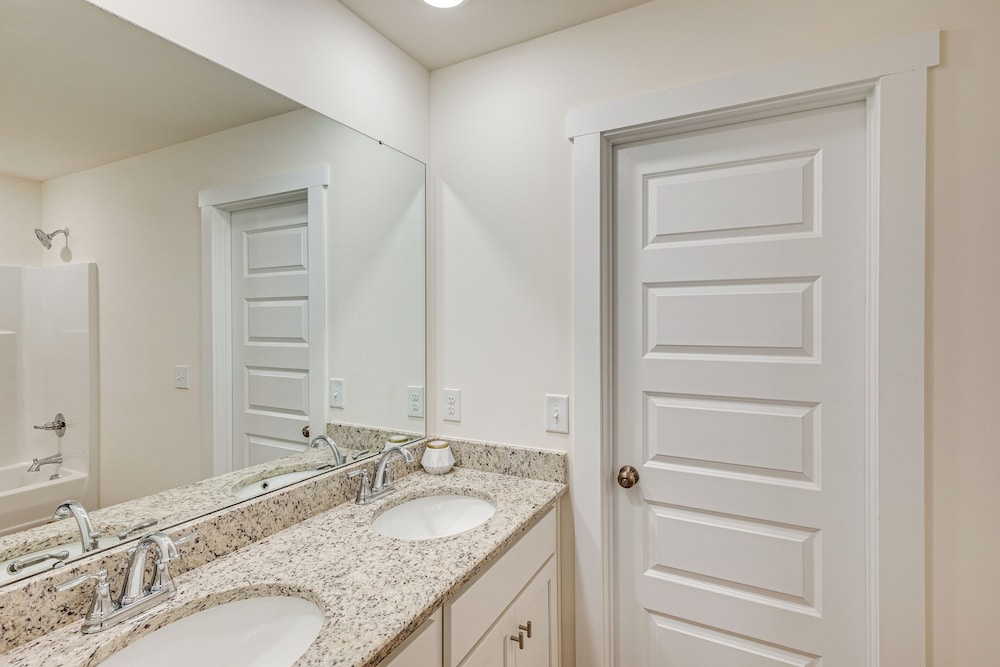 15 Mi to Dtwn Huntsville: Newly Built Home!