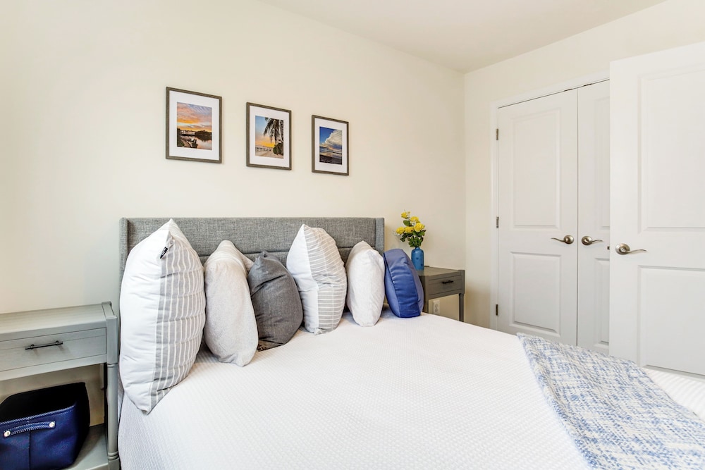 < 1 Mi to Dtwn: Waterfront Townhome in Cambridge!