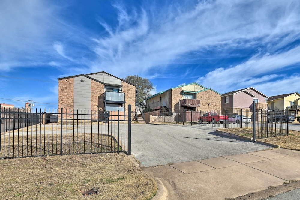 4 Mi to Dtwn: Rustic Fort Worth Apt view 5