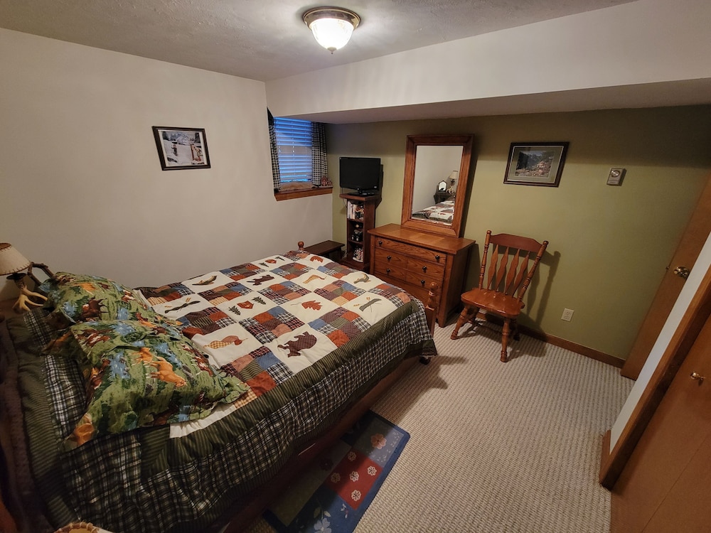 Adirondack Cozy Cottage Hideaway 4 Bedroom Home by RedAwning view 4