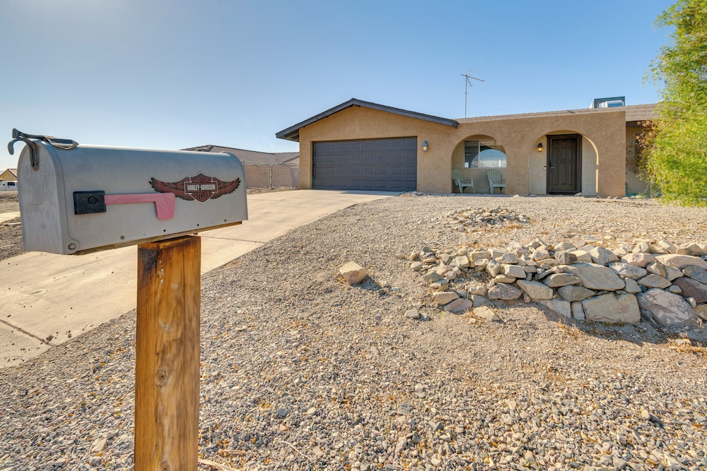 2 Mi to Lake Havasu: Pet-friendly Home