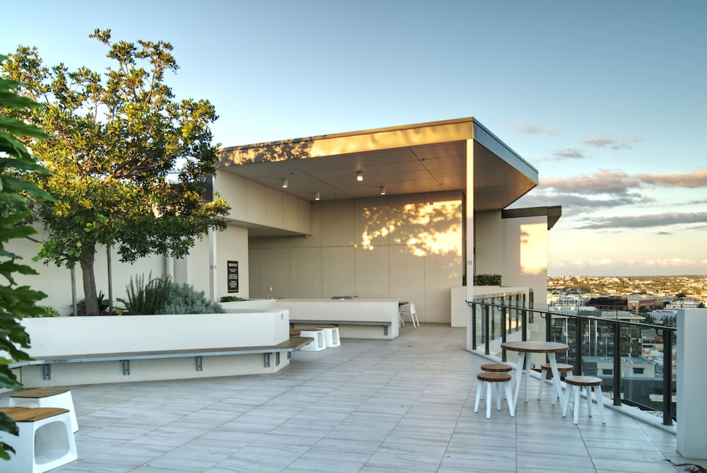 2BR Food Drink Hub Pool 2 Cars Gym Rooftop