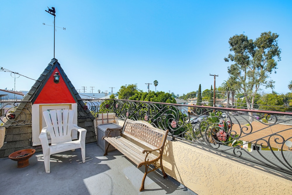 1 Mi to Ocean! Home w/ Rooftop Deck in Long Beach
