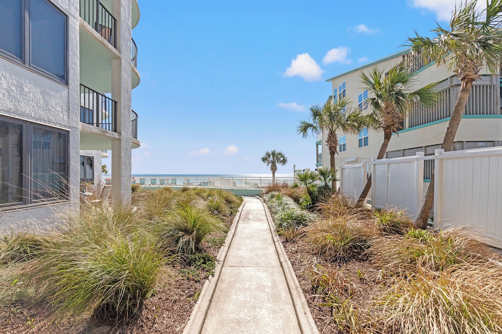 Steps to Paradise: Ground-floor 2br/2ba Beachfront Condo, Sleeps 8, Gulf Views!