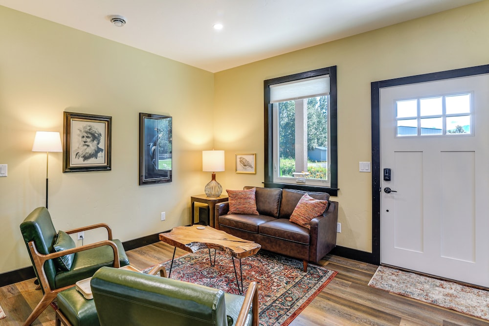 2 Mi to Dtwn Palmer: Custom Valley Home w/ Garage
