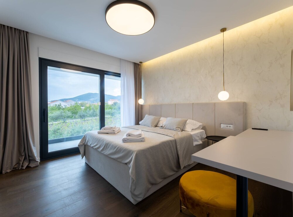 Moonlit Mirage Villa With Pool, Gym and Sauna