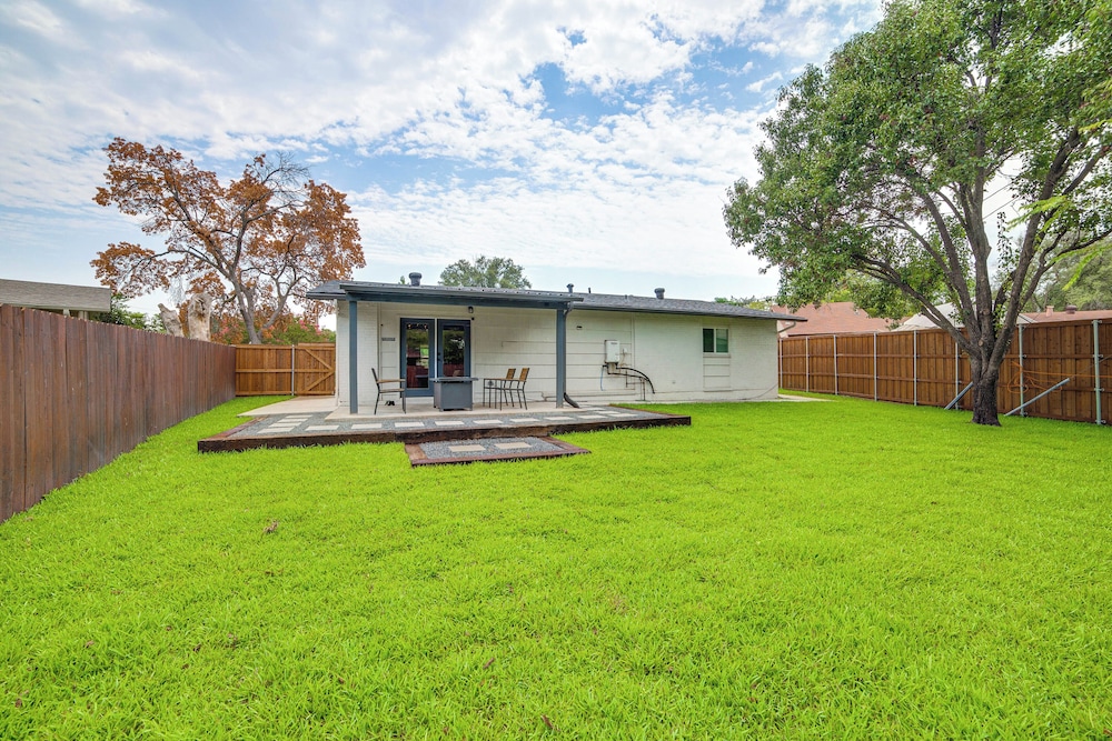 Spacious Family Home, 5 Mi to Galleria Dallas!