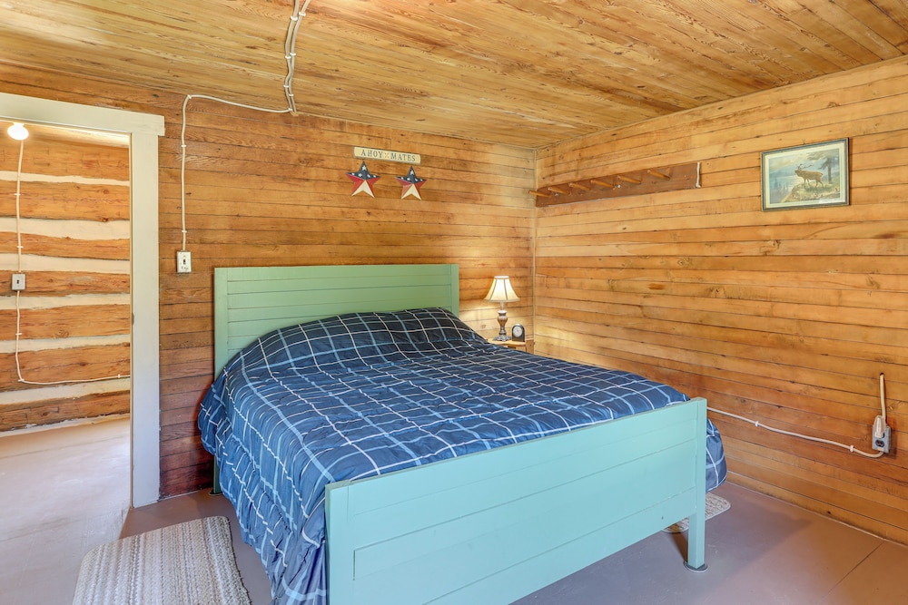 5 Mi to State Parks: Penfield Cabin w/ Fire Pit!