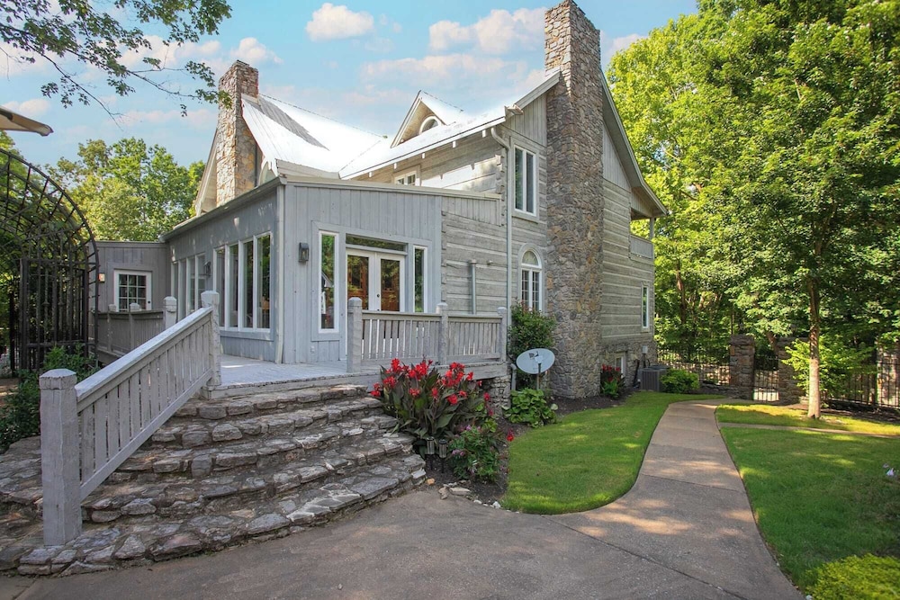 35 Acre Villa w/ Pool, Spa, Wine Cellar & Gym + Near Golf Club La Pearla Ranch by Avantstay
