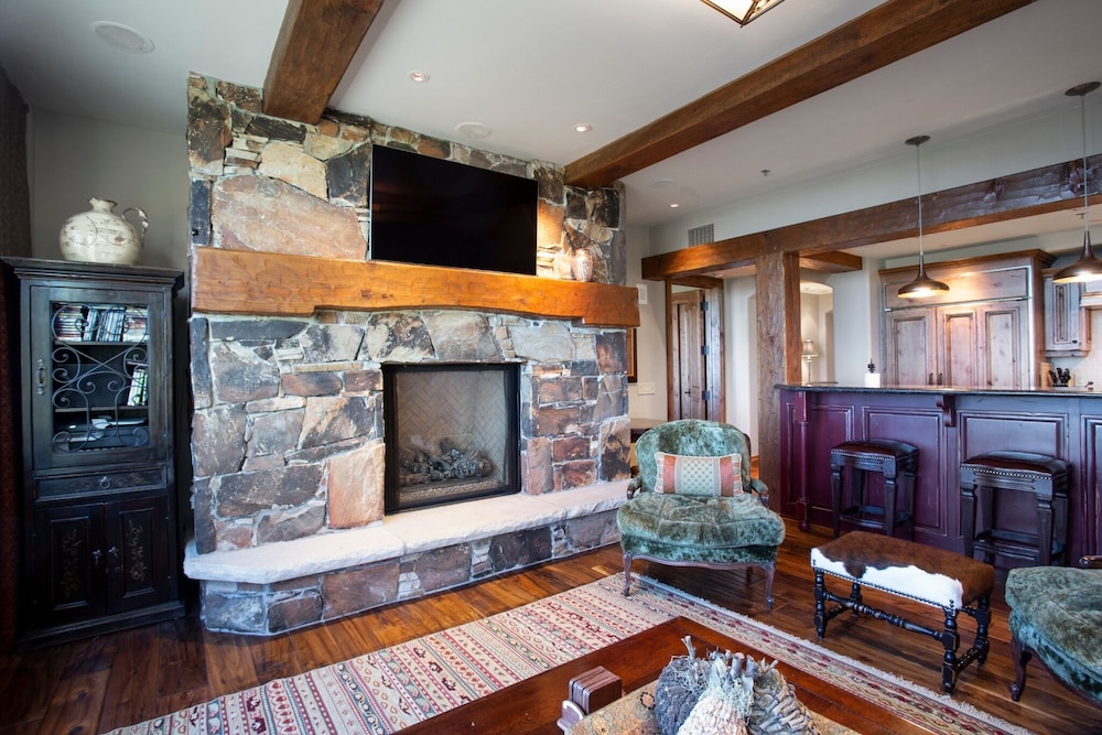 Grand Lodge - Three Bedroom #301 - Ski-in/ski-out 3 Condo