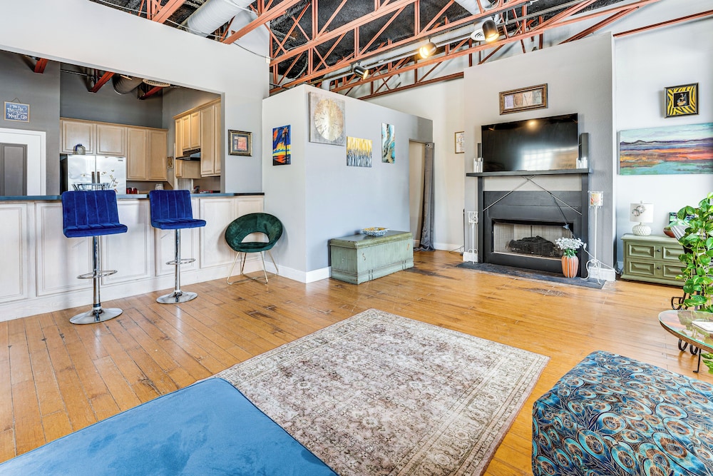 Walk to Corpus Christi Bay: Loft w/ Shaded Parking