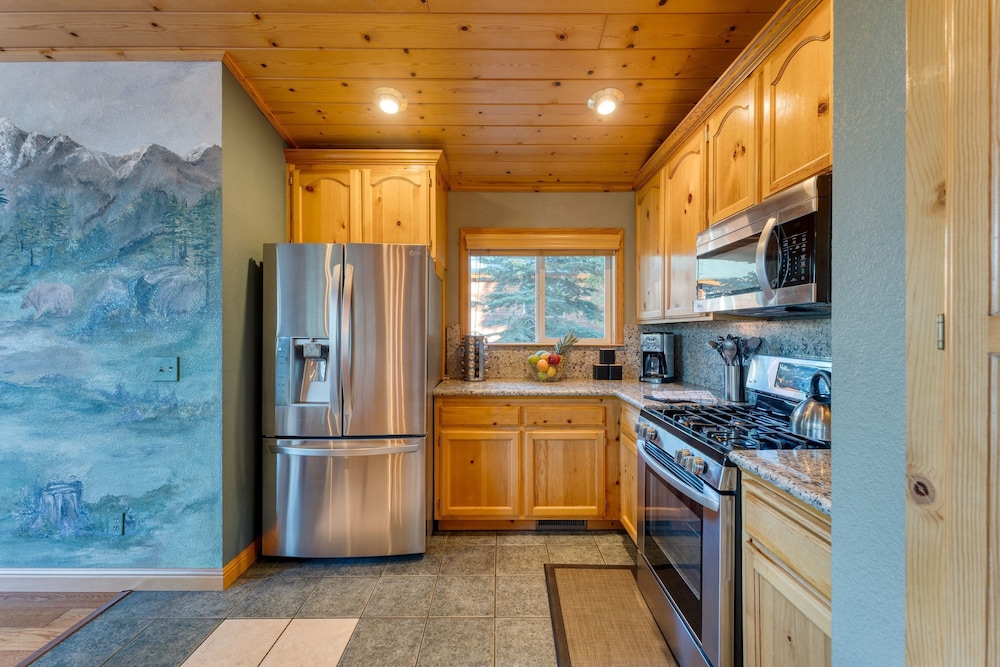 Golden Summit by Avantstay Stunning Secluded Cabin w Access to Tahoe Donner