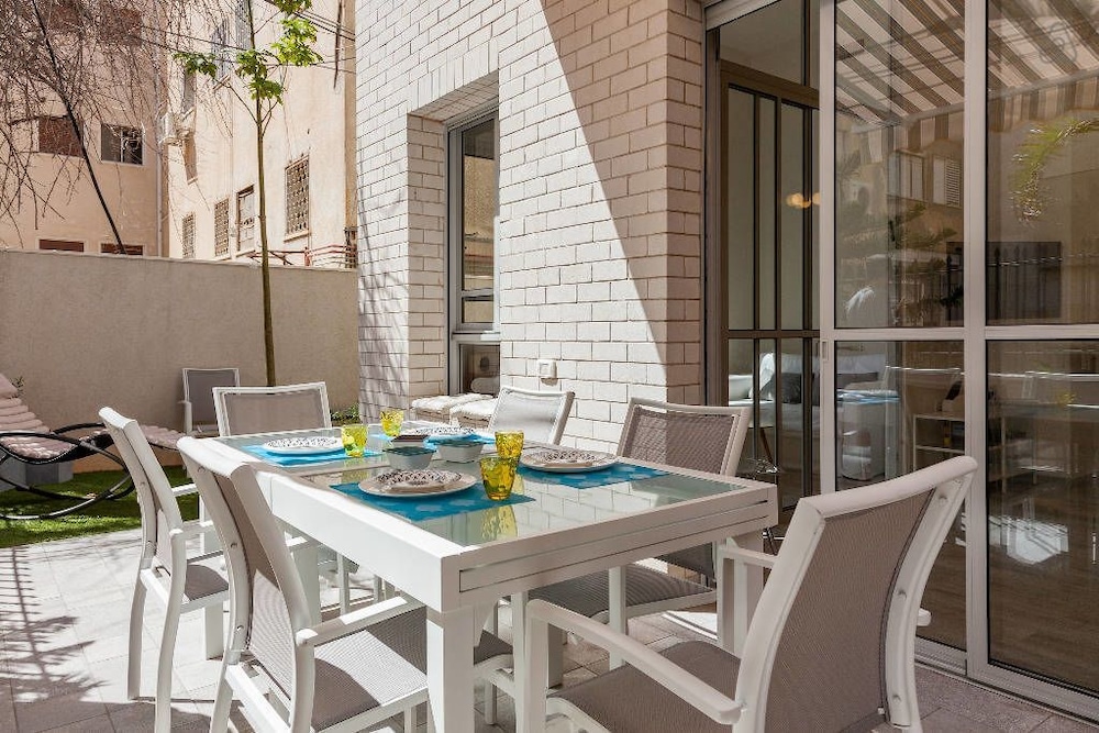 Apt Terrace & Garden - Bauhaus