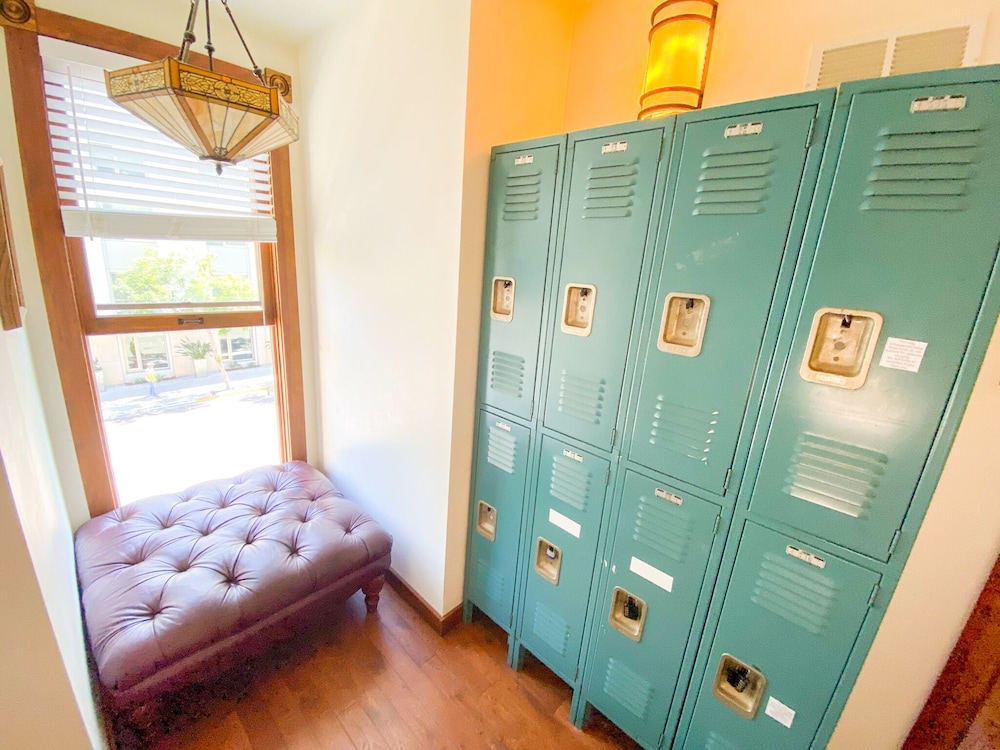 International Travelers House Hostel \- Downtown San Diego Little Italy.