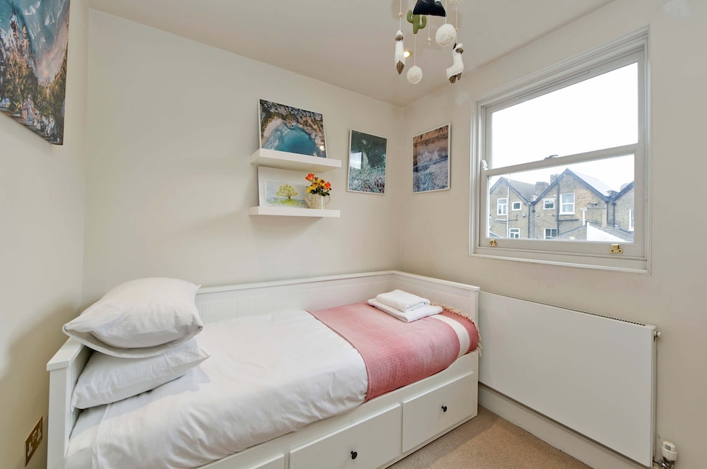 Beautiful Family House With Garden in Queen s Park