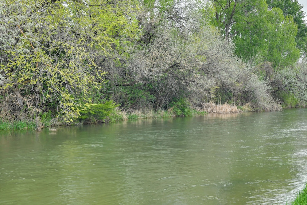 11 Mi to Bear World: Riverfront Getaway in Rigby