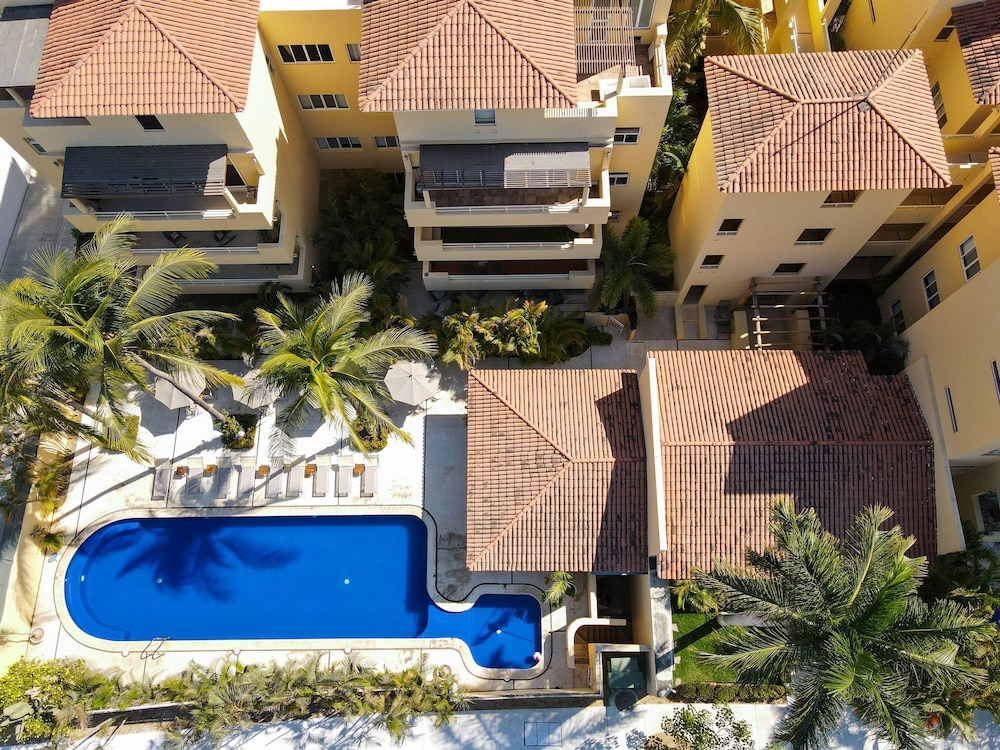 Sleeps 10 Views Beach 1 Block