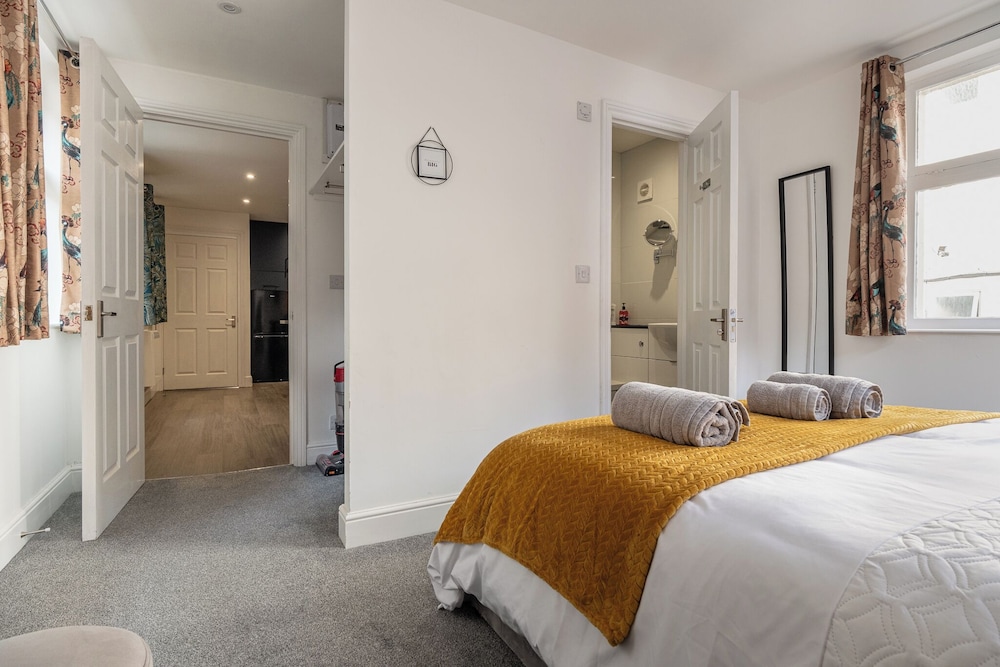 Gorgeous 1 BD in Central Cheltenham
