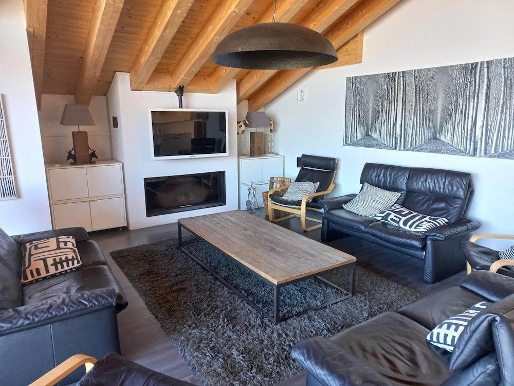 Hilltop Apartment With Valley Views