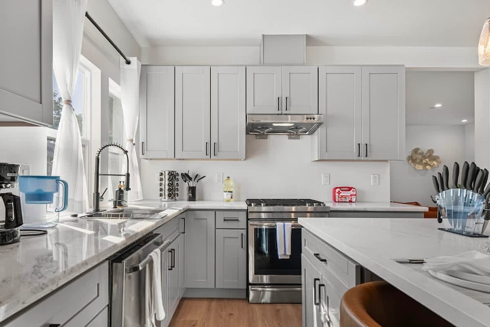 Massive 8BR Home in Hayward With AC Free Parking
