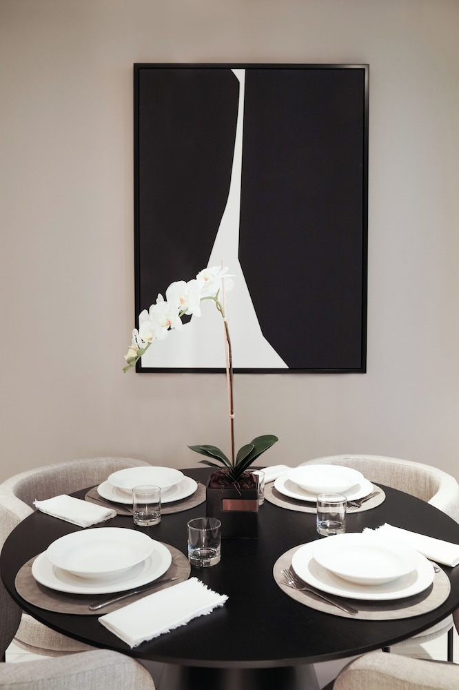 Lusso Hometels J One