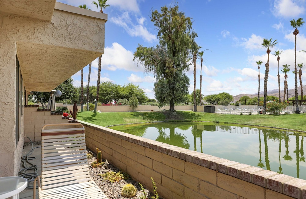 Spacious Single-story Condo With Golf Course Views