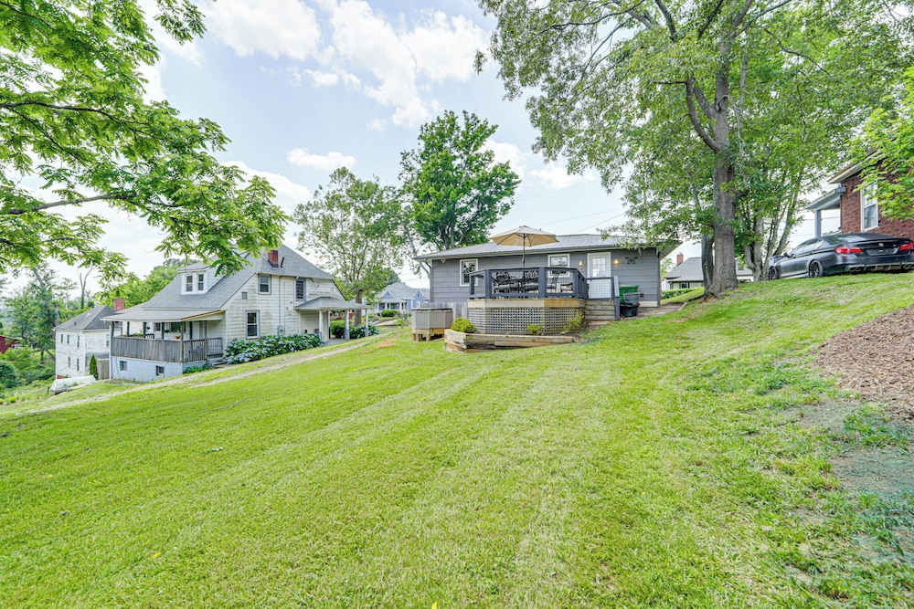 1/2 Mi to River Arts District: Home w/ Deck!
