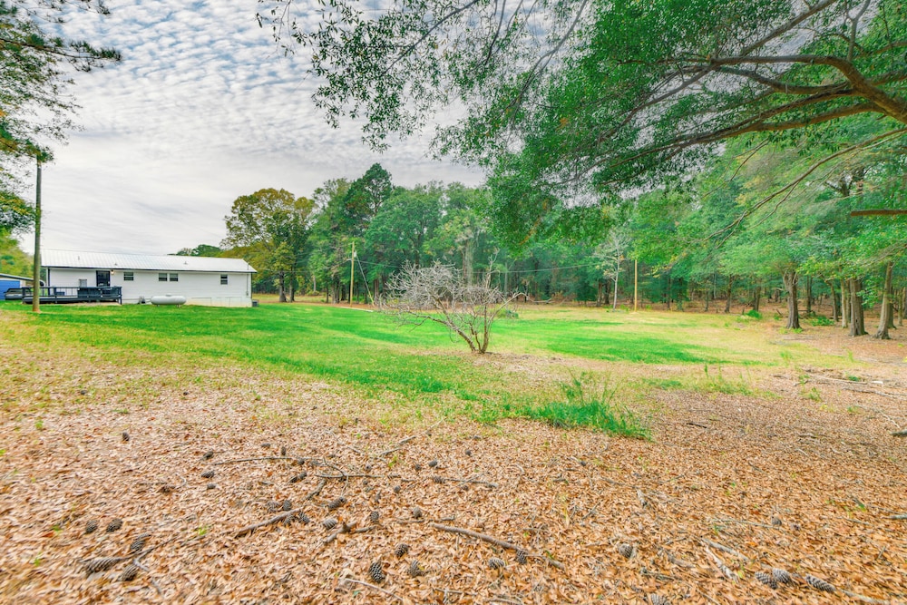 5 Mi to Victoryland Casino: Secluded Home w/ Deck!