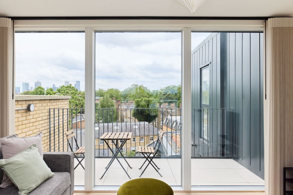 The East London Mile Quarters - Trendy 3bdr Flat With Balcony