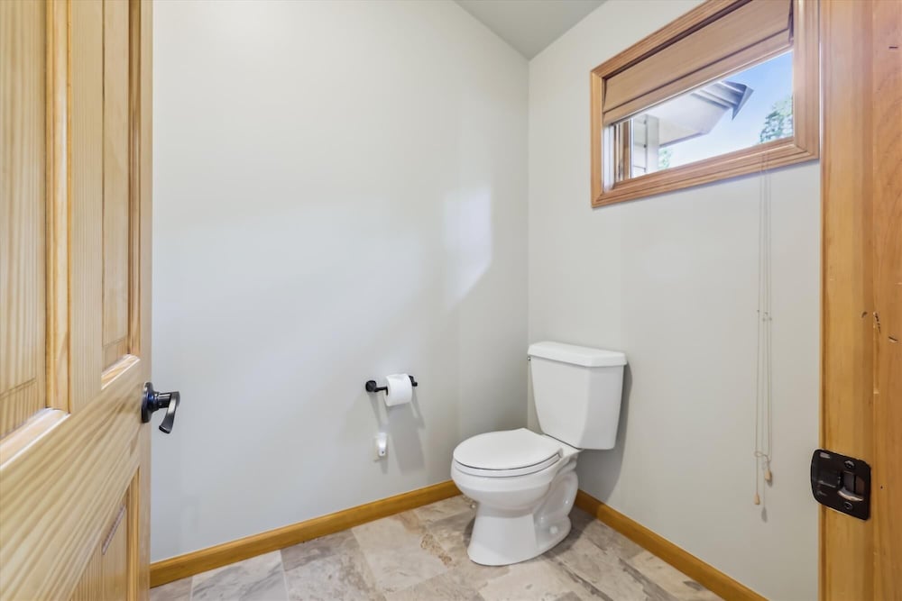 Mountain View Lodge 4 Bedroom Home by RedAwning view 3