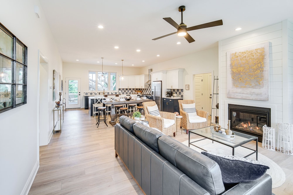 Walk to Lake Erie: Sleek Retreat w/ Screened Patio