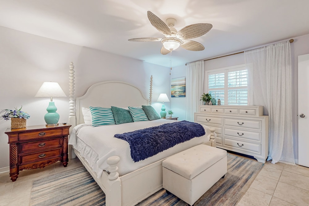 3BR Next to Park w/ Large Yard, AC & W & D
