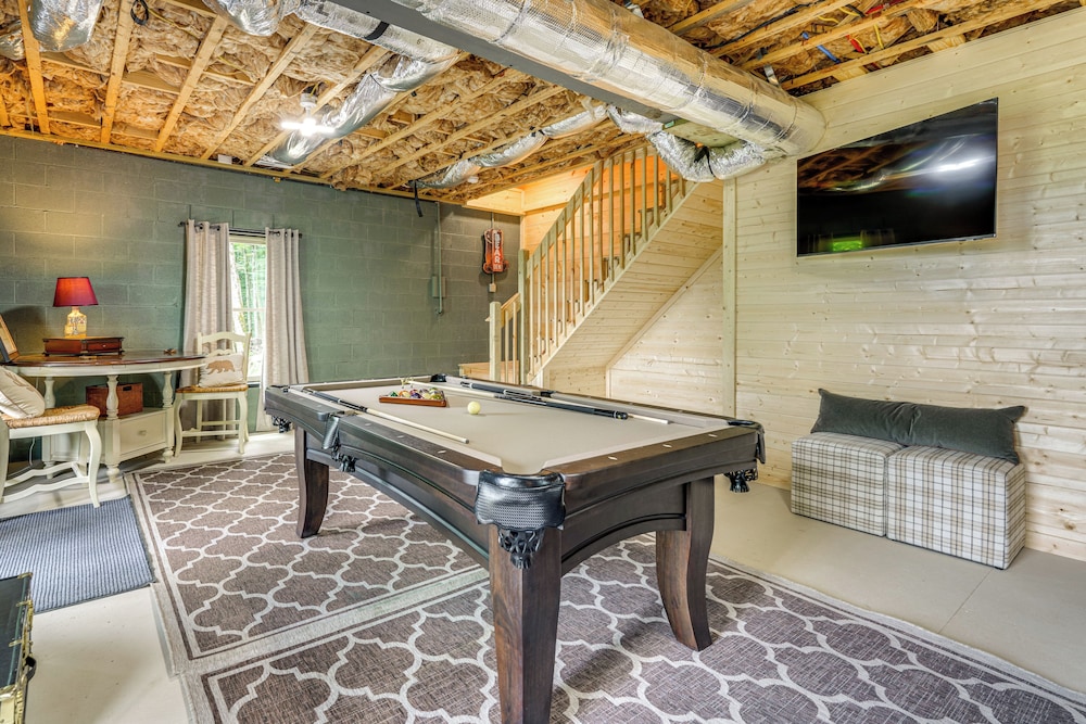 Hot Tub, Game Room & Views: Mars Hill Mtn Retreat!