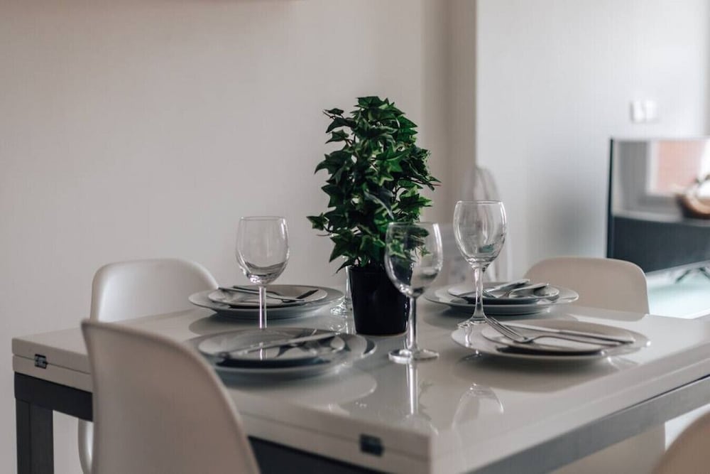 Central Modern Flat Sleeps 6 - Dedicated Parking - From 125 Per Night view 2