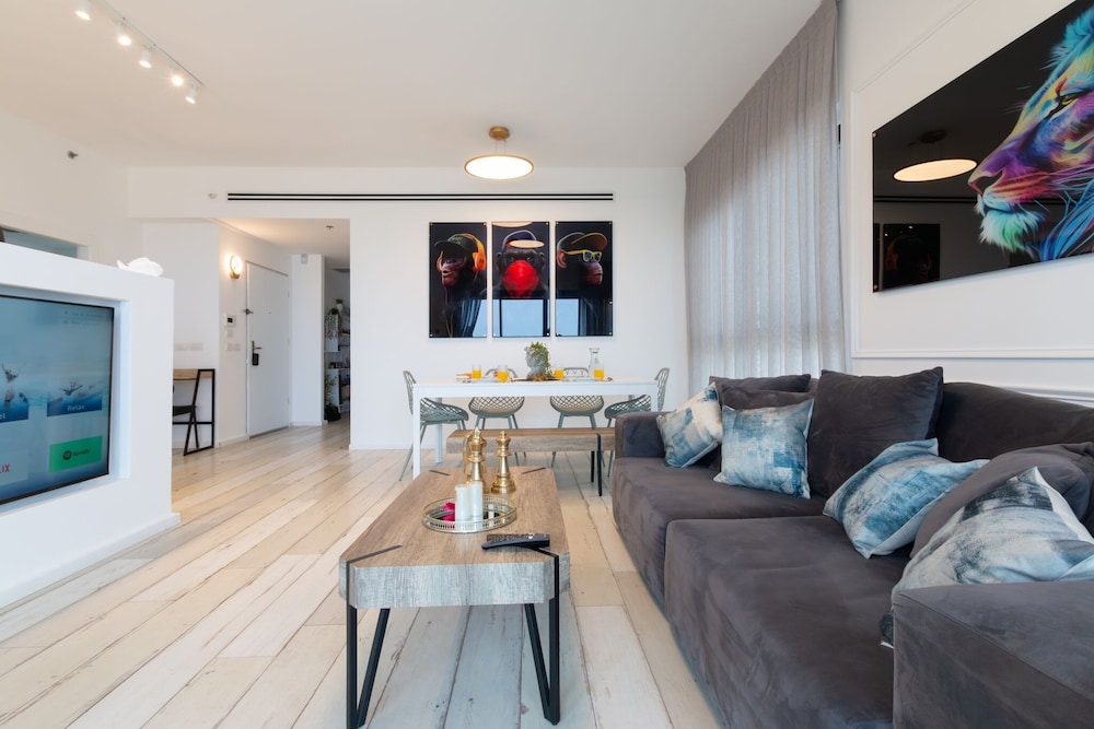 3 BR SeaFront APT Prestigious Tower