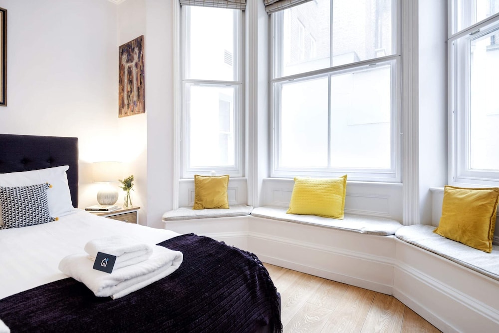 Bright and Modern Mayfair Apartment view 3