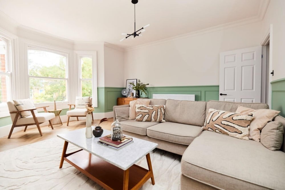 The Elmfield Road Wonder - Dazzling 2bdr Flat