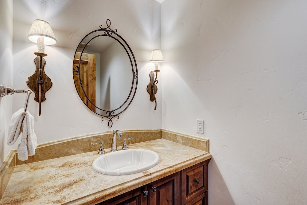 Arrabelle Luxury 4 BR Condo- Close To The Mountain by RedAwning - Save 20% on 7+ Nights!