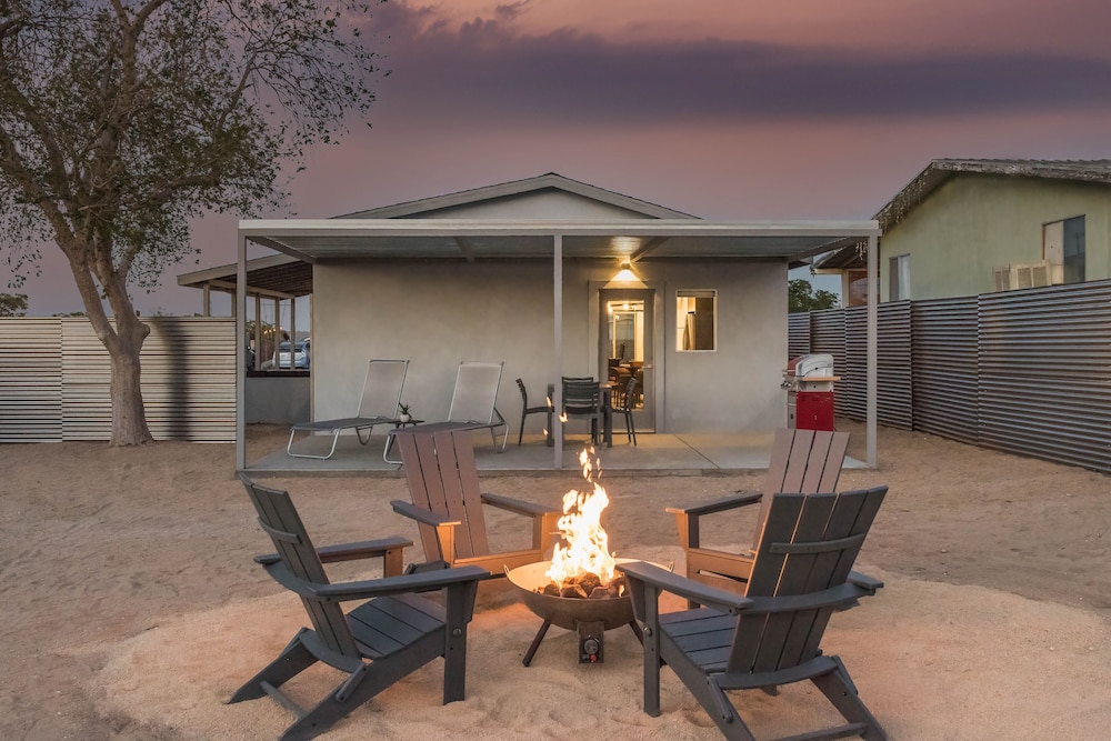 Skull Rock Cottage - Walk To Town & Hot Tub, Star Gazing 1 Bedroom Home