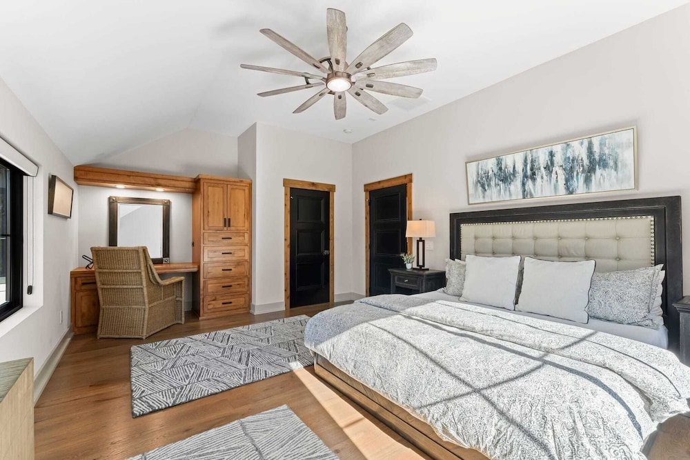 The Grand on Greenbay-7 Bedrooms Sleeps 21 Modern new Build