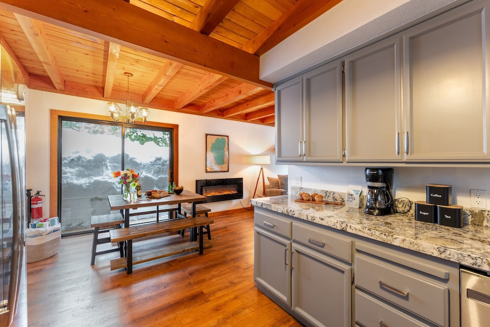 Indigo Owl by Avantstay Cabin w Firepit Minutes to Lake Slopes