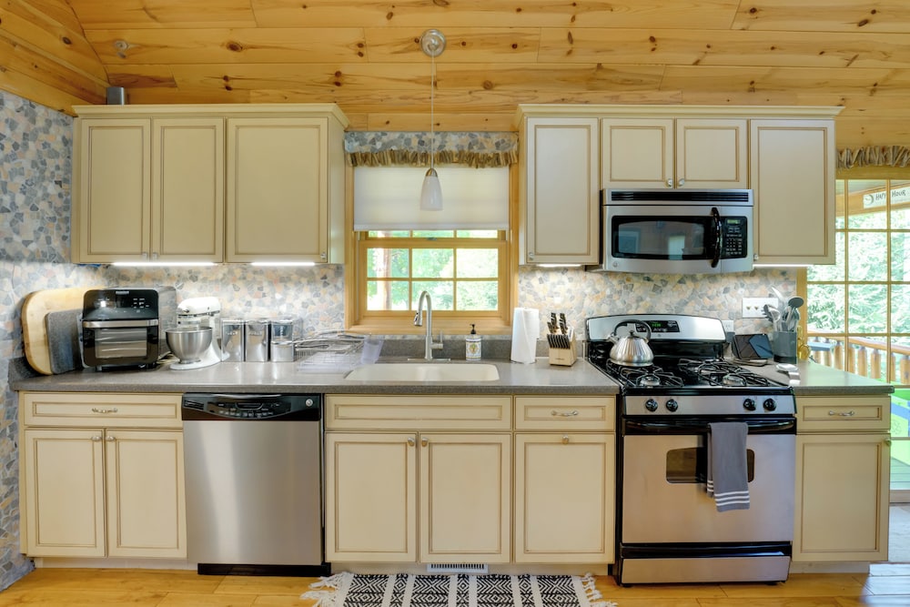 1 Mi to Public Beach: Port Austin Cabin w/ Hot Tub