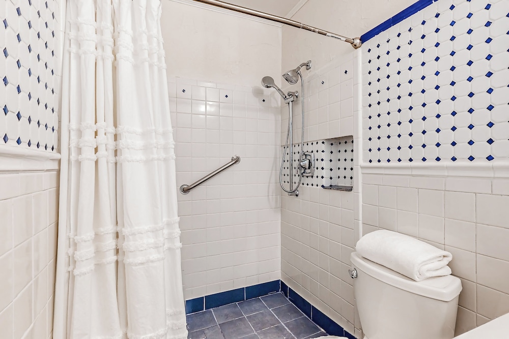 3BR Next to Park w/ Large Yard, AC & W & D