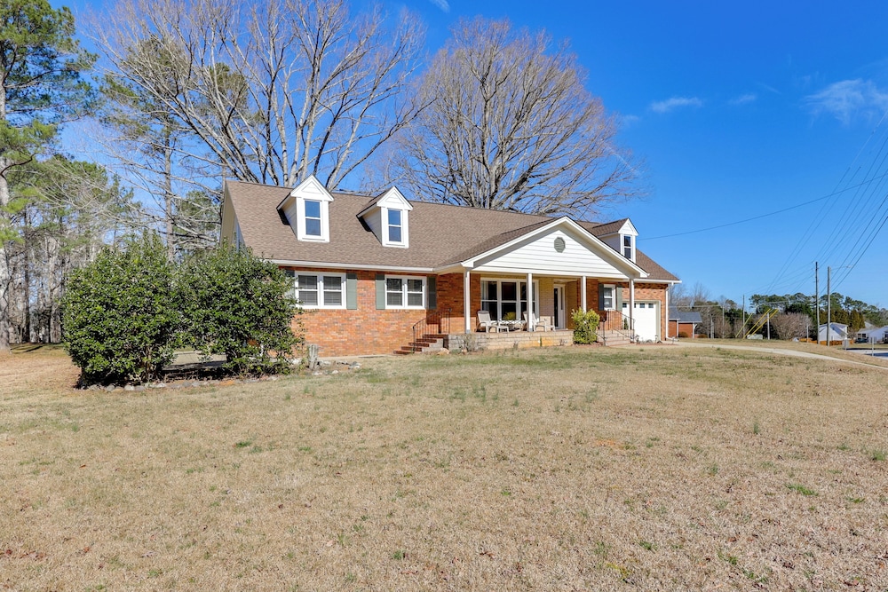 14 Mi to Raleigh: Charming Family Home!