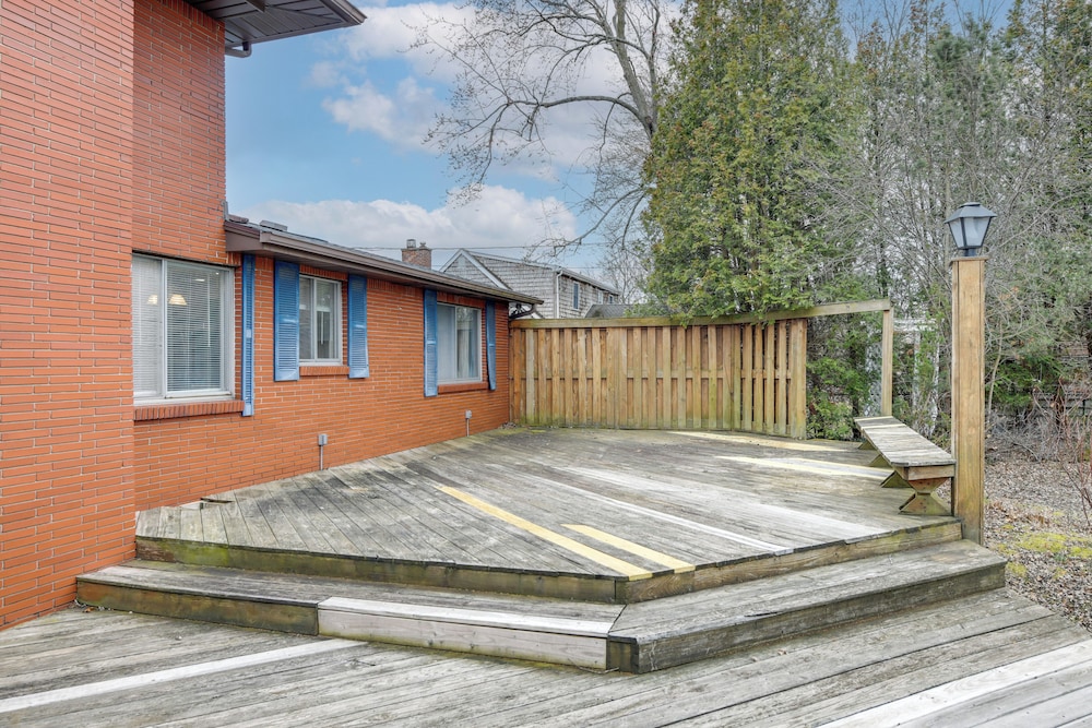 Deck & Seasonal Pool: Spacious Home Near Buffalo!
