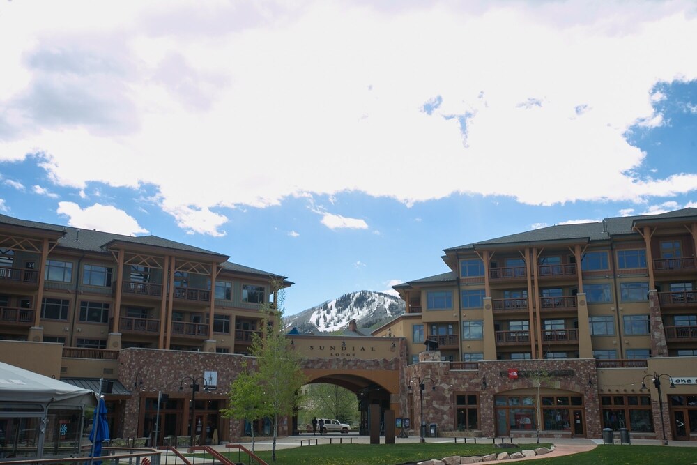 Fully Equipped in the Heart of Canyons Village by RedAwning