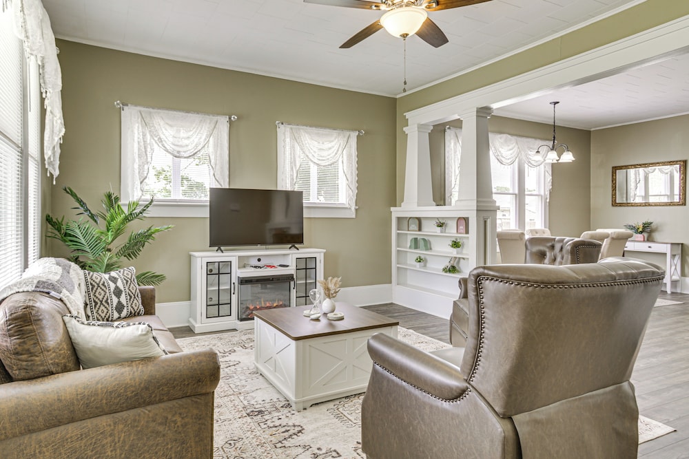 Walk to Restaurants & Shops: Dtwn Franklin Retreat