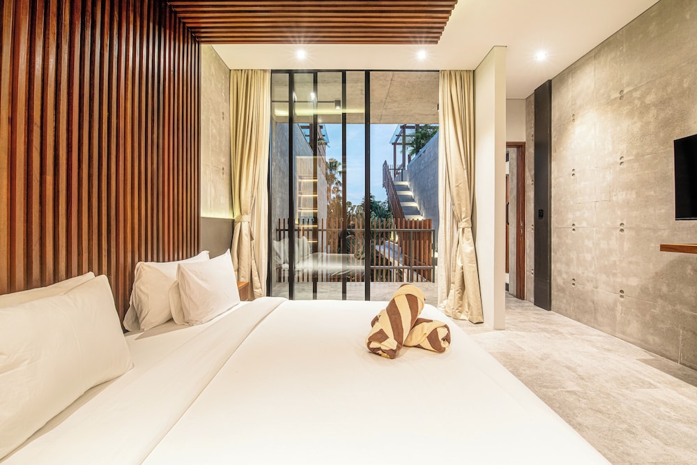 Modern 4BR Canggu Retreat Just 8mins to the Beach