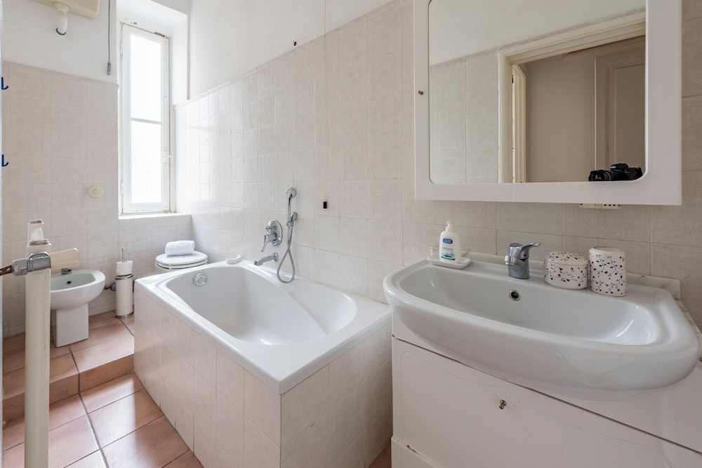 Inviting 2-bed flat near the beach